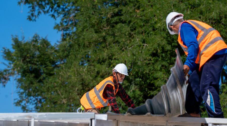 Professional gutter cleaning in New Vienna, IA